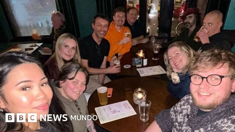 El hombre que conecta almas: organiza veladas en pubs tras la pérdida de su mejor amigo