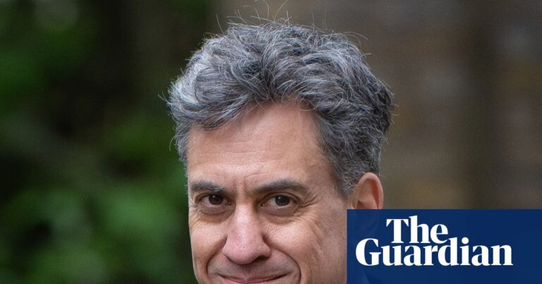 Miembros de la izquierda laborista instan a Ed Miliband a contemplar candidatura a liderazgo frente a Keir Starmer