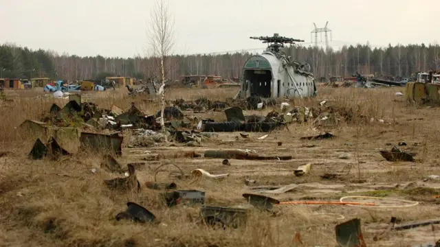 Restos de un helicóptero de carga pesada.