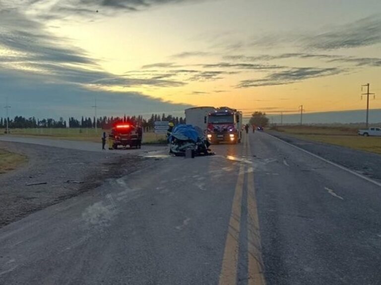 Córdoba: Tres fallecidos en choque entre camioneta y camión en ruta 8