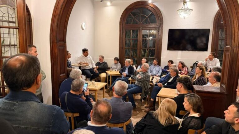 Alfio Acosta lanza su libro sobre Alfonsín y la conexión con intelectuales en Rosario