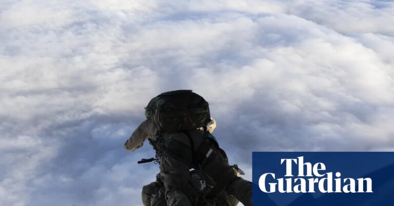Paracaidistas británicos aterrizan en Tristan da Cunha: Un salto emocionante entre nubes