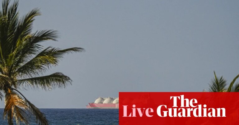 Caen precios del petróleo y acciones globales alcanzan récord tras elogios de Trump sobre acuerdo con Irán