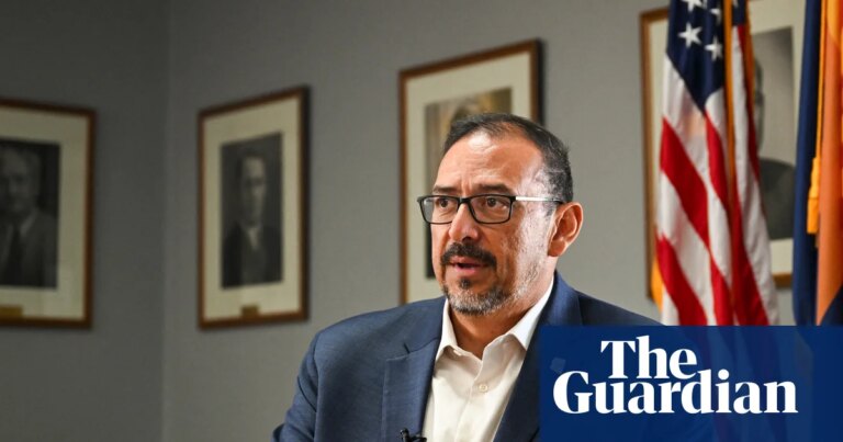 Arizona Luce la Lucha Contra la Lista Maestra de Votantes de Trump