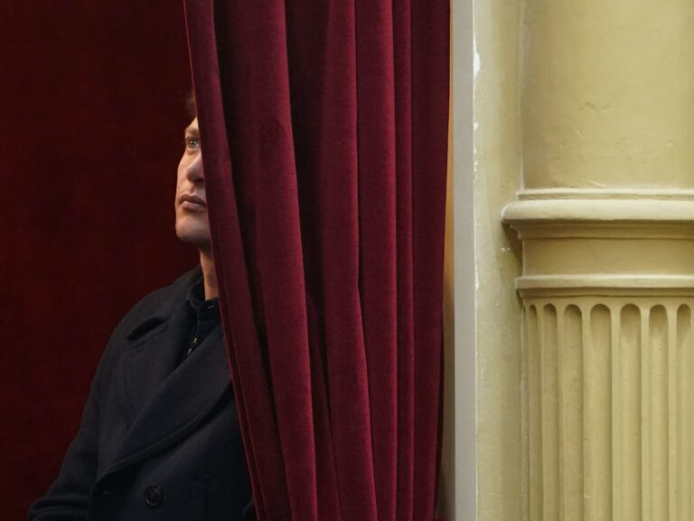 Santiago Caputo cede terreno ante Karina Milei, pero se mantiene en la sombra monitoreando privatizaciones y pliegos