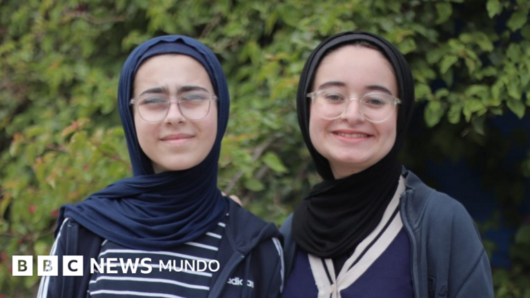 Hermanas de Gaza transforman escombros de guerra en ladrillos y ganan un premio
