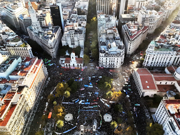 Gran marcha universitaria exige al Gobierno cumplir con la ley de financiamiento