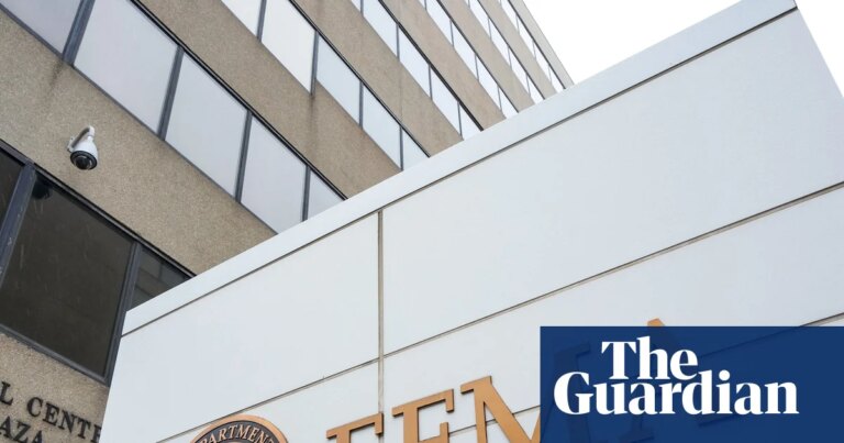 Empleados de FEMA que criticaron a Trump regresan tras meses de licencia.