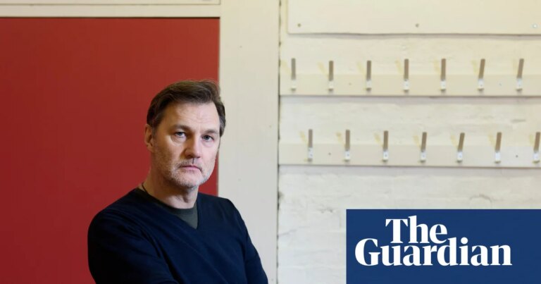 David Morrissey: Cómo la ansiedad social lo llevó a la adicción al alcohol