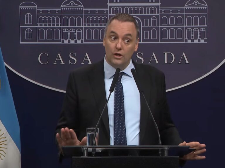Los Gastos en Efectivo de Manuel Adorni: ¿Cuánto Dinero Está Investigando la Justicia?
