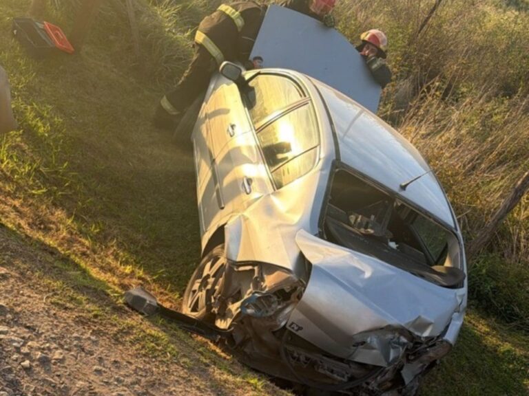 «Accidente en Castelli: tren que conecta Constitución y Mar del Plata embiste a auto y deja un herido»