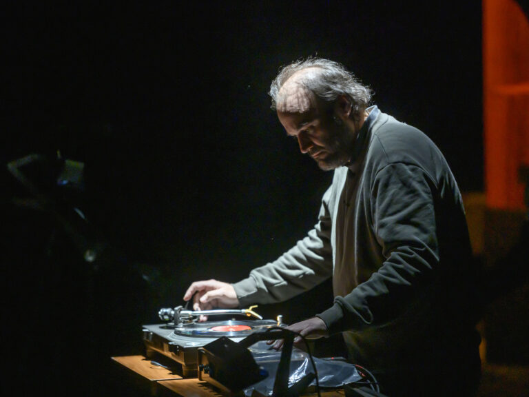 Disfruta la Magia del Vinilo en el Colón: Más que una Tendencia