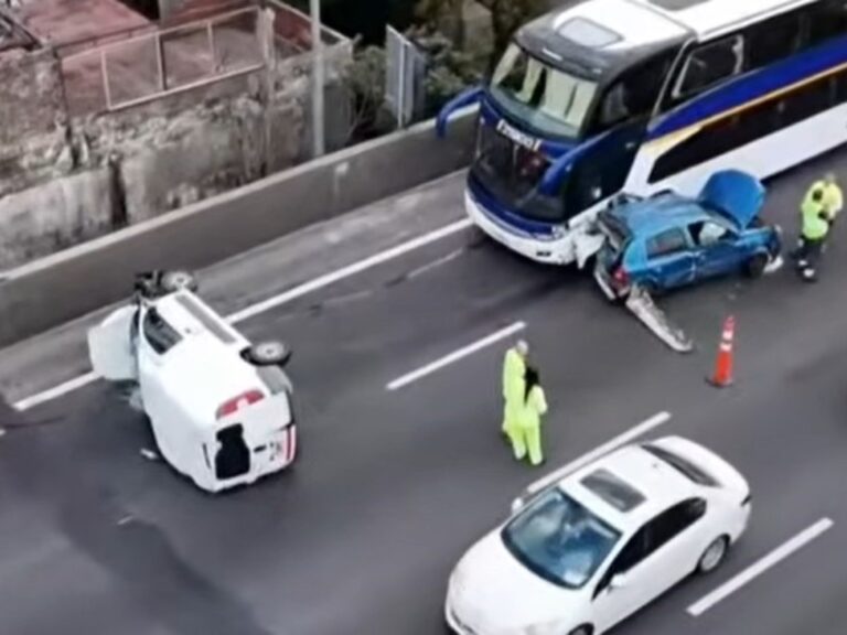 Accidente espectacular en la Autopista 25 de Mayo: conductor detenido por negarse al alcoholemia