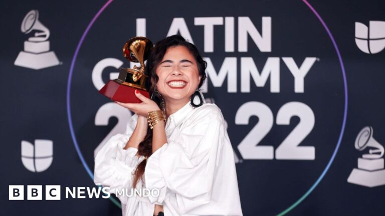 Silvana Estrada: ‘Las fronteras son más complicadas que nunca, a pesar de que todos quieren ser latinos’