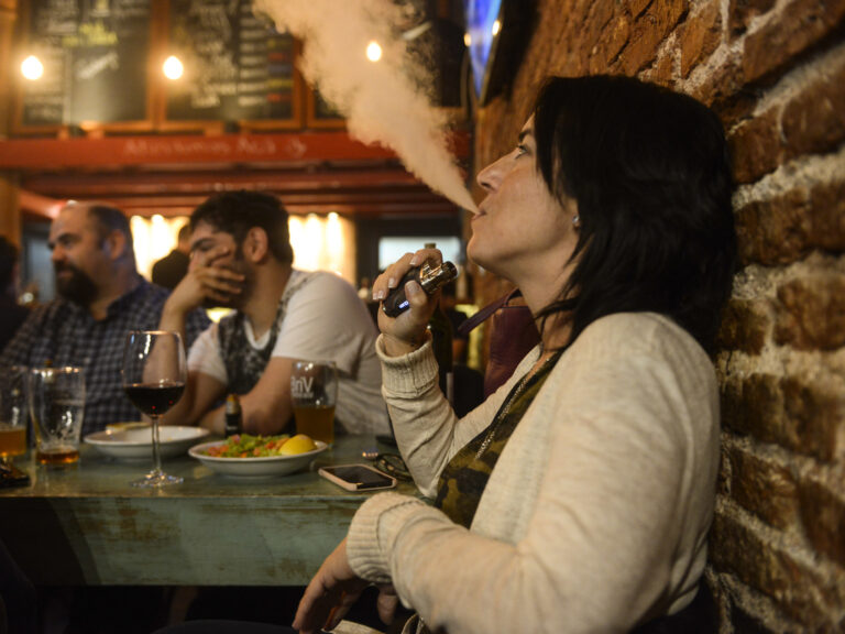 El Gobierno levanta la prohibición y regula la venta de vapeadores y tabaco calentado