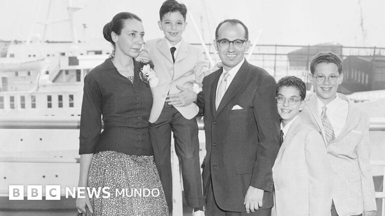 Jonas Salk: El científico que salvó a la humanidad de la polio usando a su familia en sus innovadores experimentos