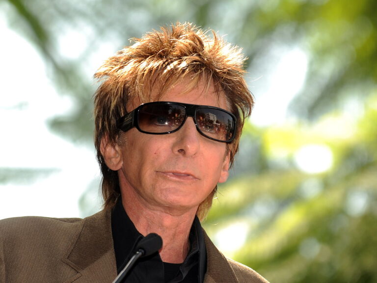 Barry Manilow pospone conciertos por problemas de salud, pero asegura que no se retira a sus 82 años.