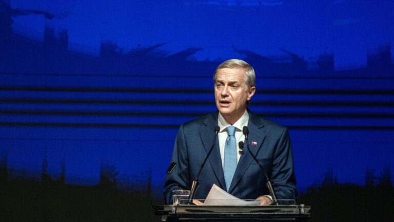 Chile impulsa reformas promercado y ajuste fiscal para superar el estancamiento económico