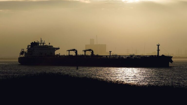 Petróleo sube 3% por tensión en Ormuz y Brent supera los US$ 110