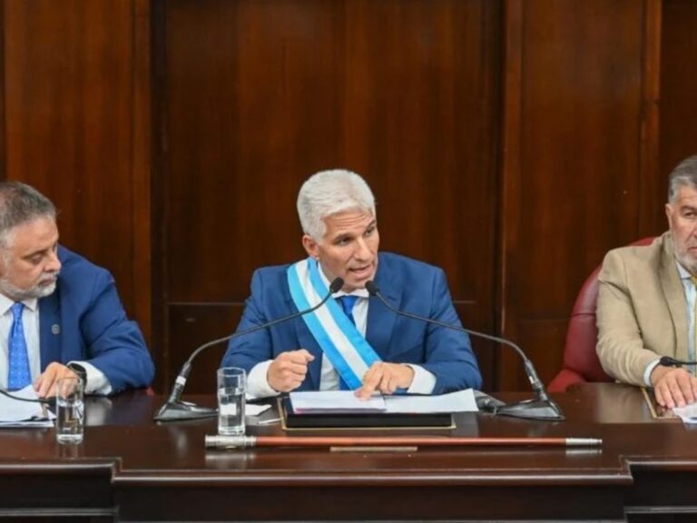 Golpe por la baja en coparticipación: Gobernador solicita renuncia a su gabinete y considera recortes del 30%