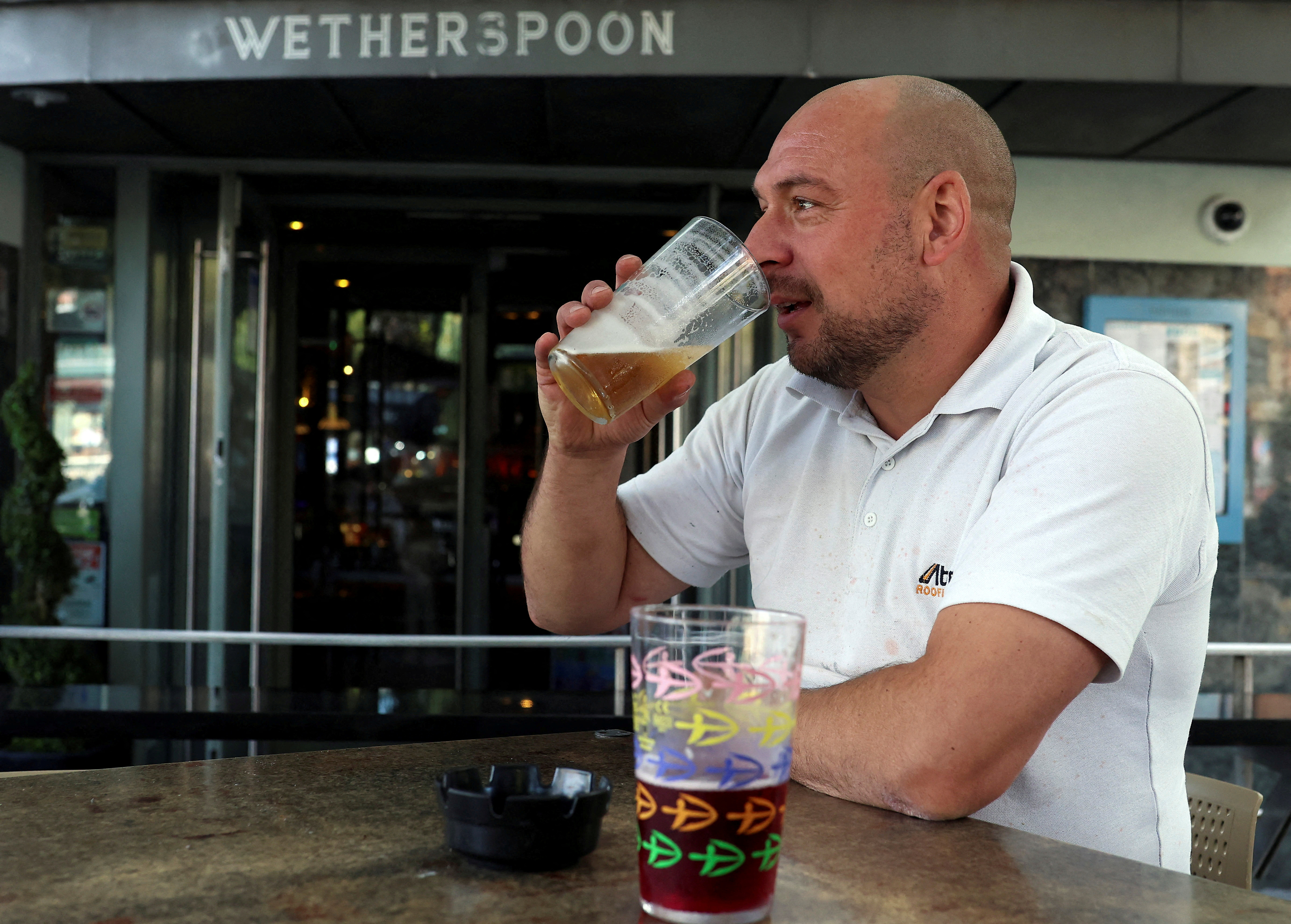 Cliente disfrutando de una bebida en un pub Wetherspoon