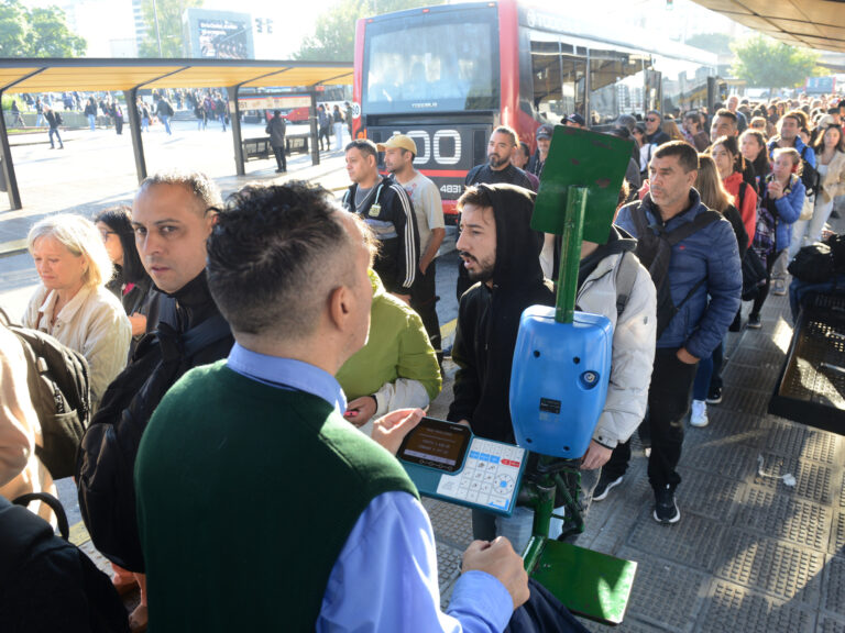 Empresas de colectivos anuncian normalización de frecuencias tras promesa de subsidios atrasados del Gobierno