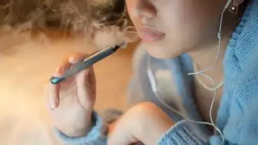 Pediatras advierten sobre el uso de vapeadores.