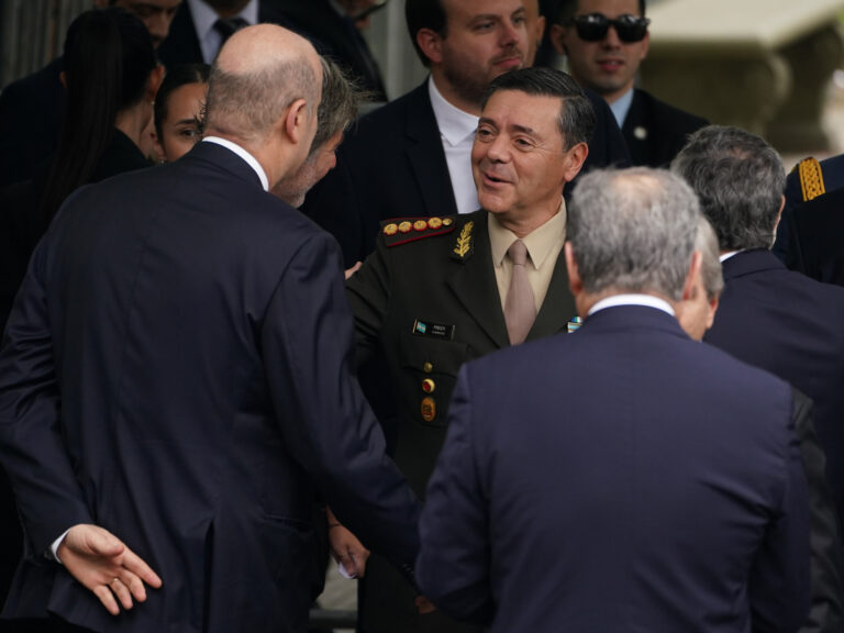 Decreto de Financiamiento Militar: Críticas y Decepción por Privatizaciones