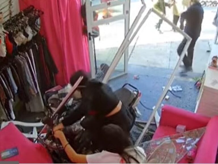 Accidente Viral: Motociclistas chocan contra la vidriera de una tienda de ropa.