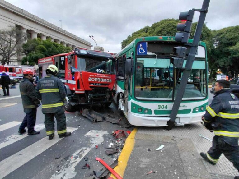 Accidente en San Telmo: Colectivo y camión de bomberos colisionan, nueve heridos