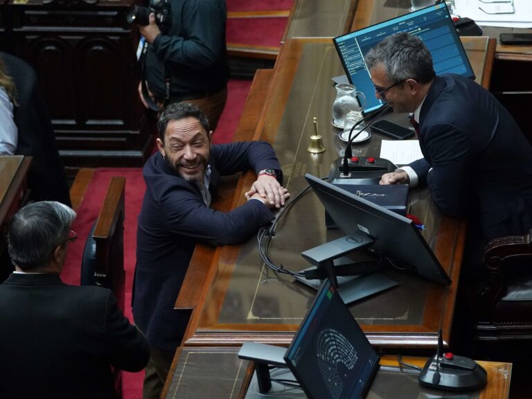 Oposición solicita sesión especial para interpelar a Manuel Adorni tras ausencia de UP
