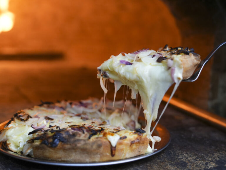 Descubre la Nueva Pizzería en Almagro: Deliciosas Milanesas y Fugazzetta Irresistible