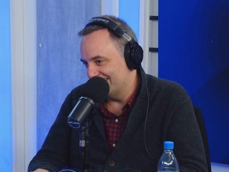Manuel Adorni: La cascada, su intimidad y un adelanto literario que incomodó a la televisión