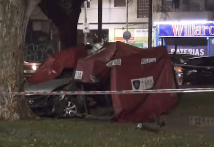 Una mujer chocó contra un árbol y murió