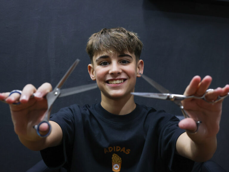 El niño emprendedor: A los 12 años, ya tiene su propia peluquería gracias a un plazo fijo que inició a los 6