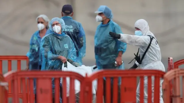 Pasajeros desembarcando en Tenerife tras el brote de hantavirus