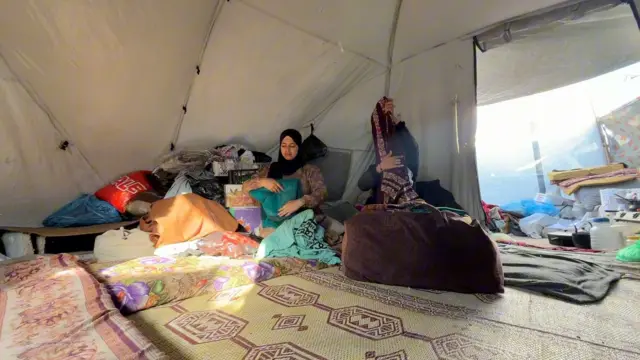 Amani Abu Salmiya con su atuendo de boda dañado
