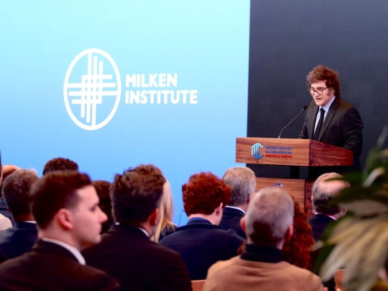 Javier Milei aterriza en Los Ángeles para participar en la conferencia del Instituto Milken
