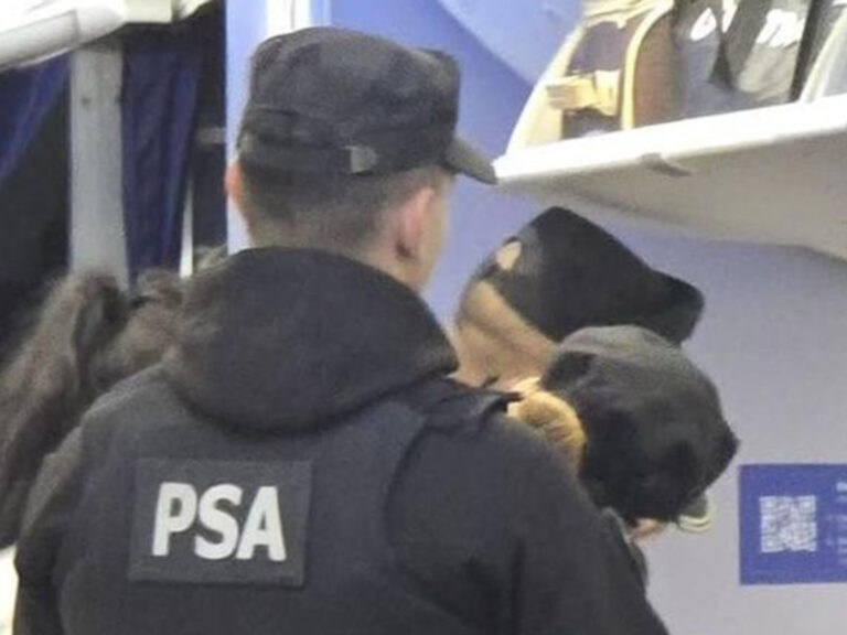 Una periodista cuenta su experiencia en el avión de la pareja detenida en Rosario por conducta inapropiada