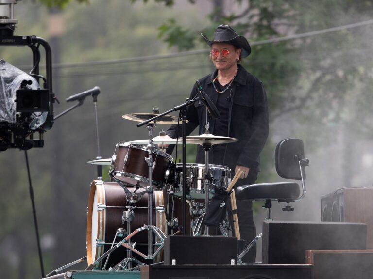 Bono sorprende con sombrero vaquero durante grabación de U2 en el Centro Histórico de CDMX