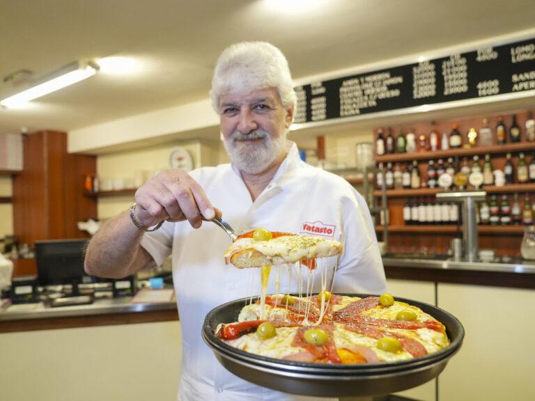 Paternal celebra la reapertura de su icónica pizzería de 73 años: auténtica pizza al molde y sabores de bodegón