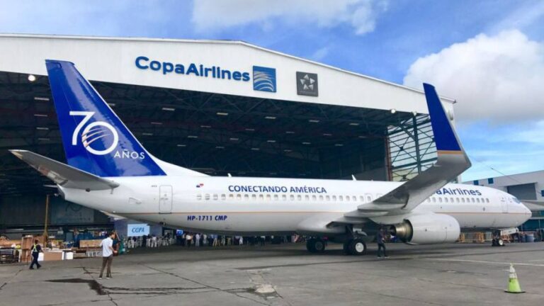 Pareja demorada en avión de Rosario por conducta inapropiada en pleno vuelo