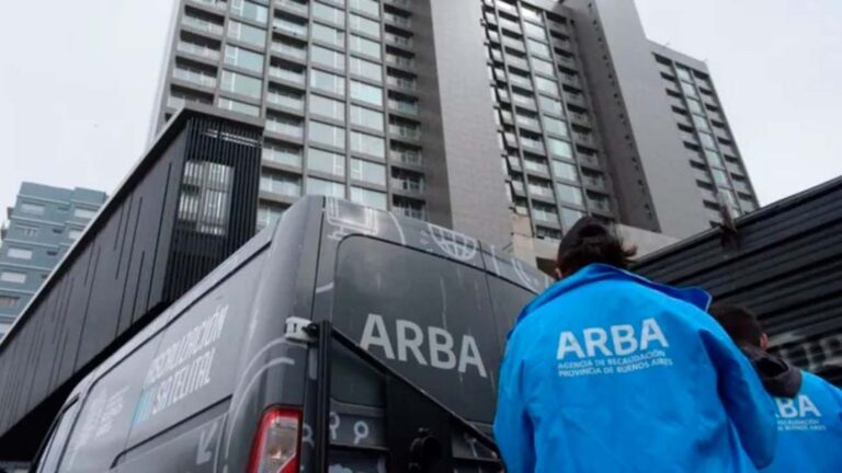 Jubilados ahogados por deudas con ARBA: El plan provincial para liberarles de su carga