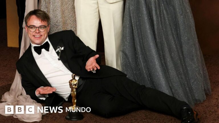 "El Oscar del director de ‘Mr. Nobody Against Putin’ desaparece tras ser facturado en el aeropuerto"