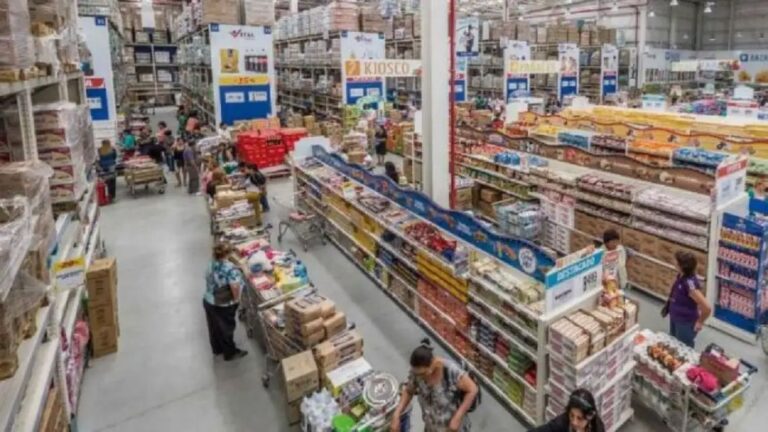 El crédito reemplaza al ingreso: La caída del poder adquisitivo se hace más evidente