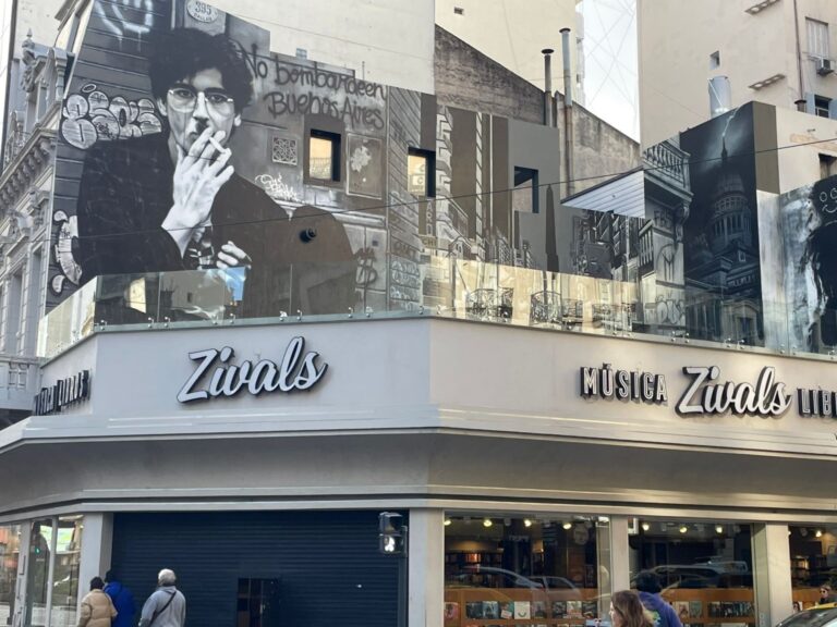 Descubre el nuevo mural homenaje a Charly García en Callao y Corrientes