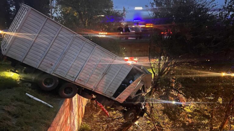 Camión quedó colgando tras accidente en la autopista Córdoba-Rosario