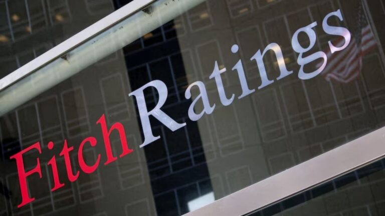 Fitch mejora la calificación de la deuda argentina