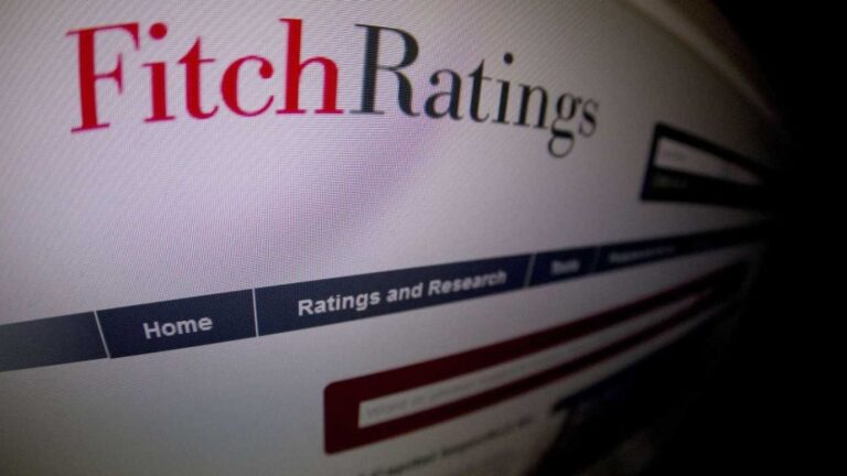 Fitch alienta esperanzas de retorno de Argentina a los mercados internacionales