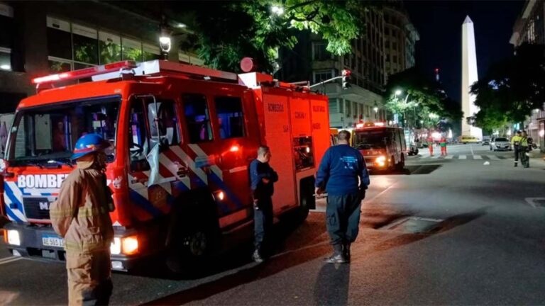 Incendio en hotel del centro: 100 evacuados en plena emergencia